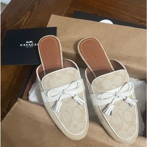 Coach shoes, mules in Beige. Beautiful